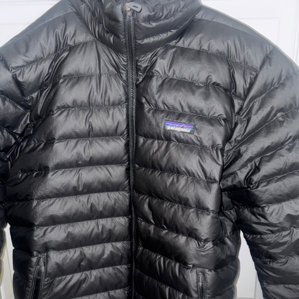 Patagonia Black Puffer Jacket with Down Insulation and Quilted Design